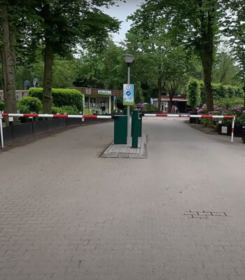 Familiecamping 't Urkerbos, Regenachtig Pinksterweekend, bosrijke staanplaatsen, nette voorzieningen en een dagje Urkerdag in het vissersdorp Urk.